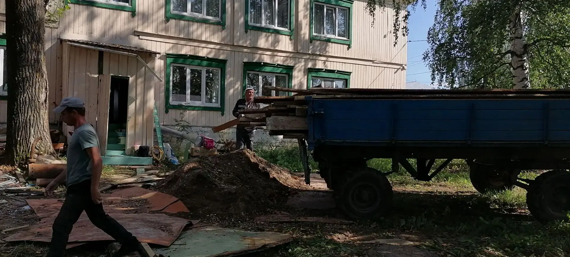 Погрузка строительного мусора с территории  МБУ ДО  Нуримановская ДШИ.