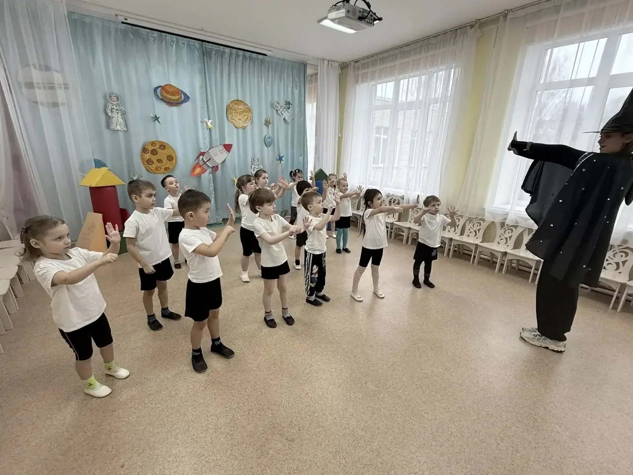 🚀 Двигательный досуг «Путешествие в космос» в средней группе дошкольного отделения 26 🌕🪐🌎  Наши мале