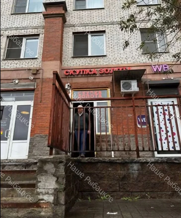 На Караваевской улице с высоты на выходящую из магазина девушку сбросили наполненный во...