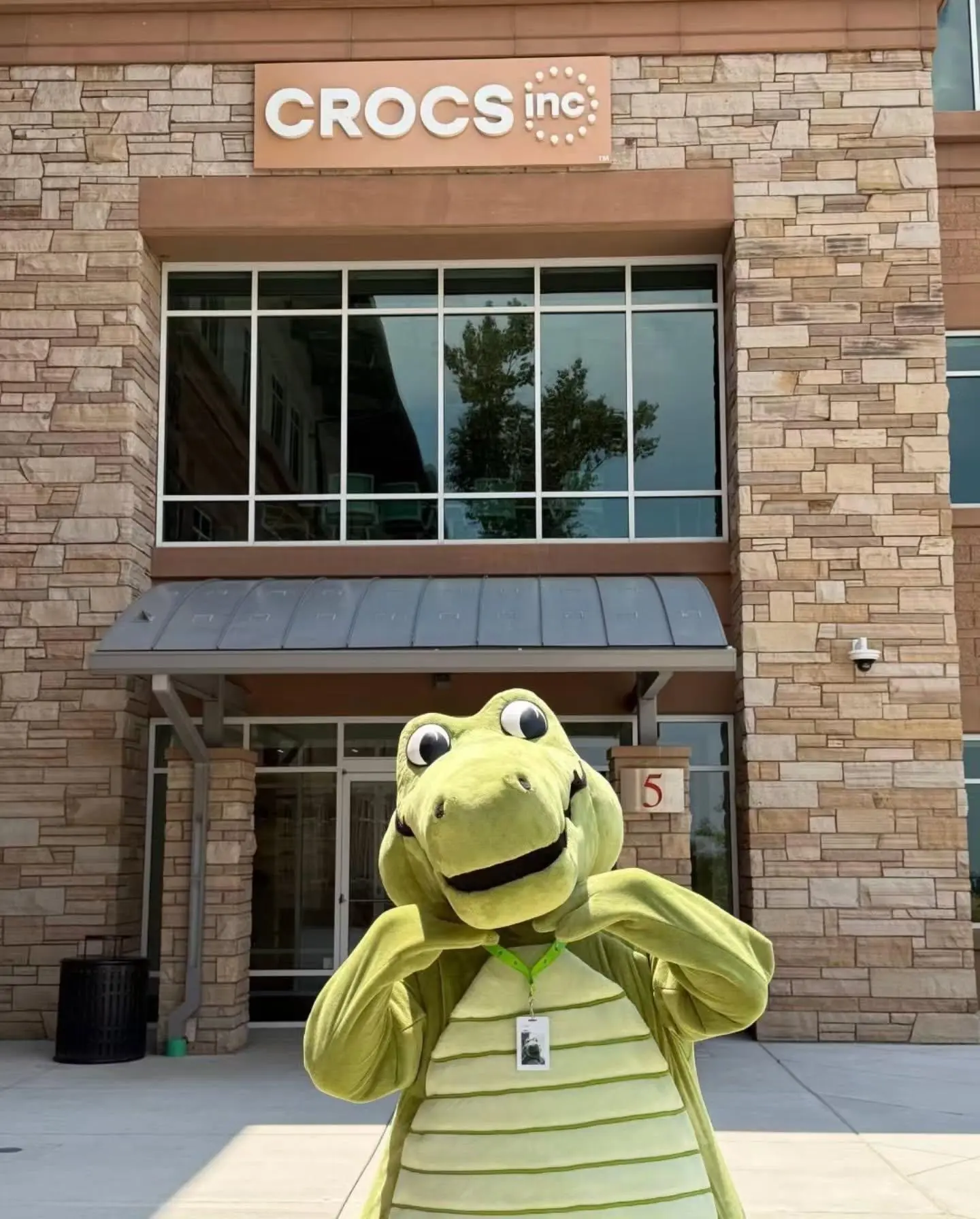 ⚡️У Crocs появился маскот — двухметровый крокодил Найлс