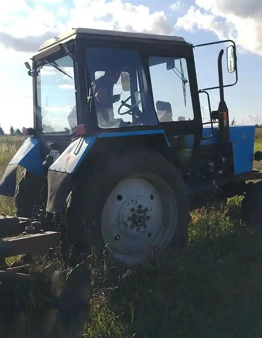 🚜  В Чувашии мужчина решил не идти в магазин пешком и «одолжил» трактор — теперь ему г...