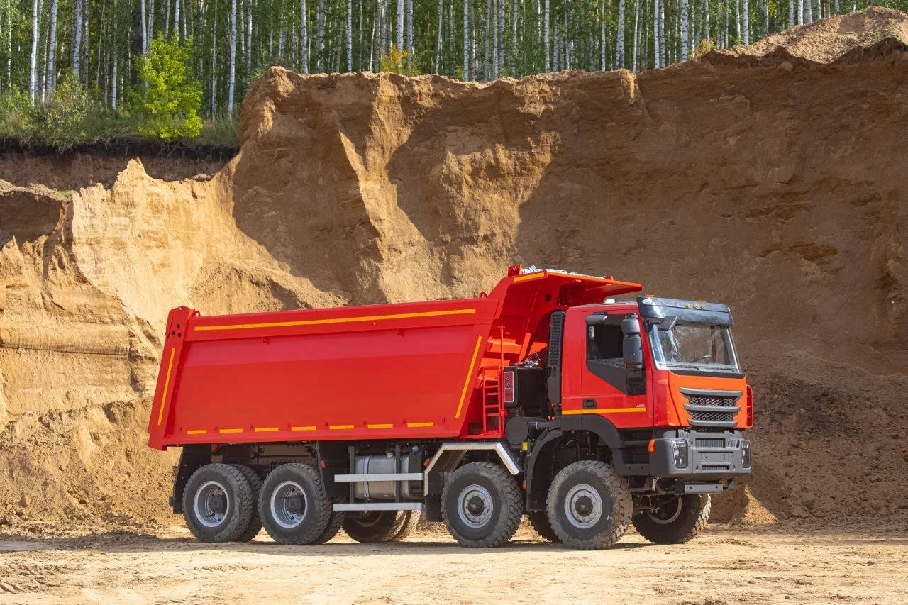 🚛🤖 Беспилотный тягач для золотодобычи прибыл в чукотский порт Певек