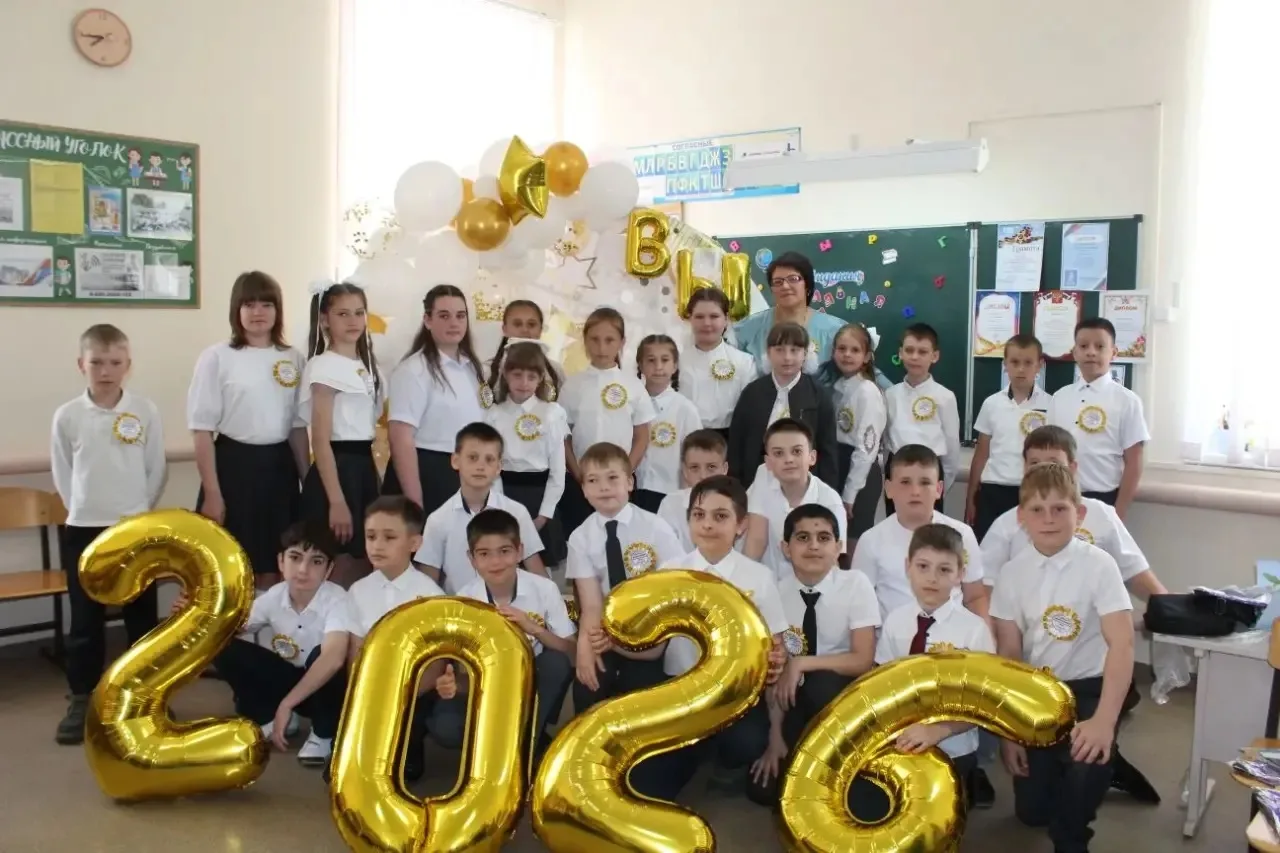 🎓 Прощание с начальной школой
26 мая особенный день для наших выпускников начальной школы! 🎭

Четы