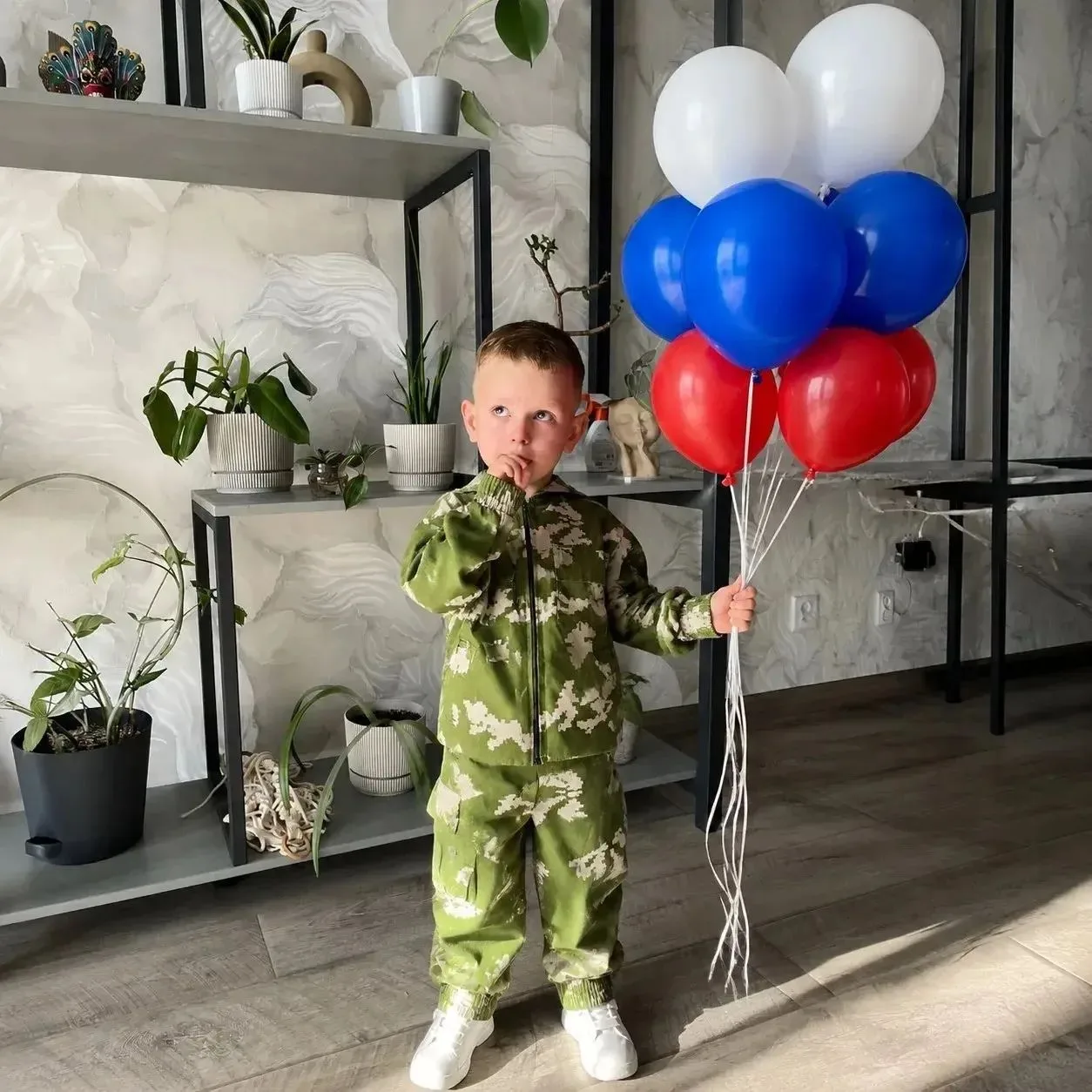 В детском саду № 37 воспитанники средней группы  в преддверии Дня Государственного флаг...