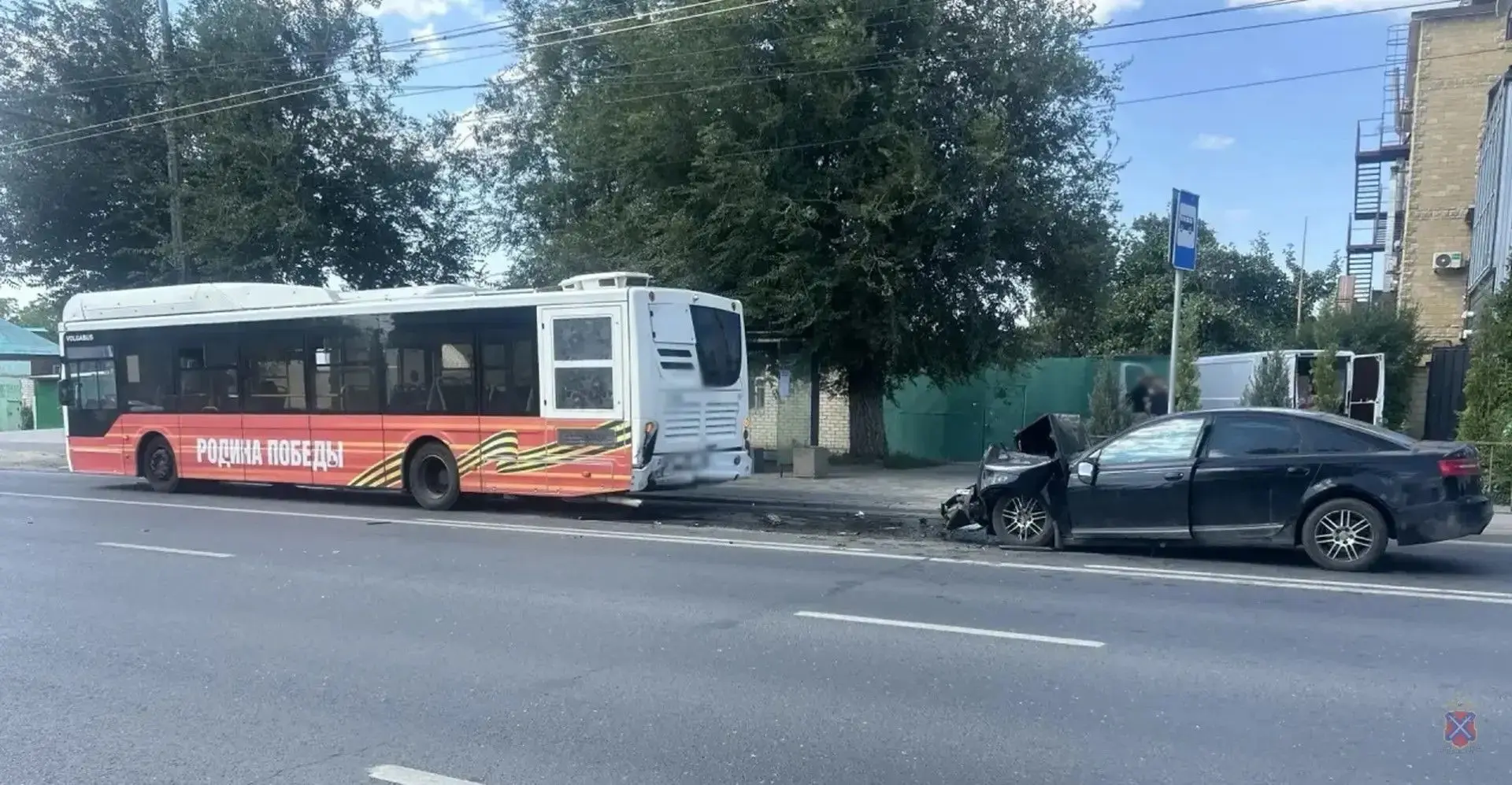 Женщина погибла, водитель и ребенок ранены в ДТП с автобусом в Волгограде