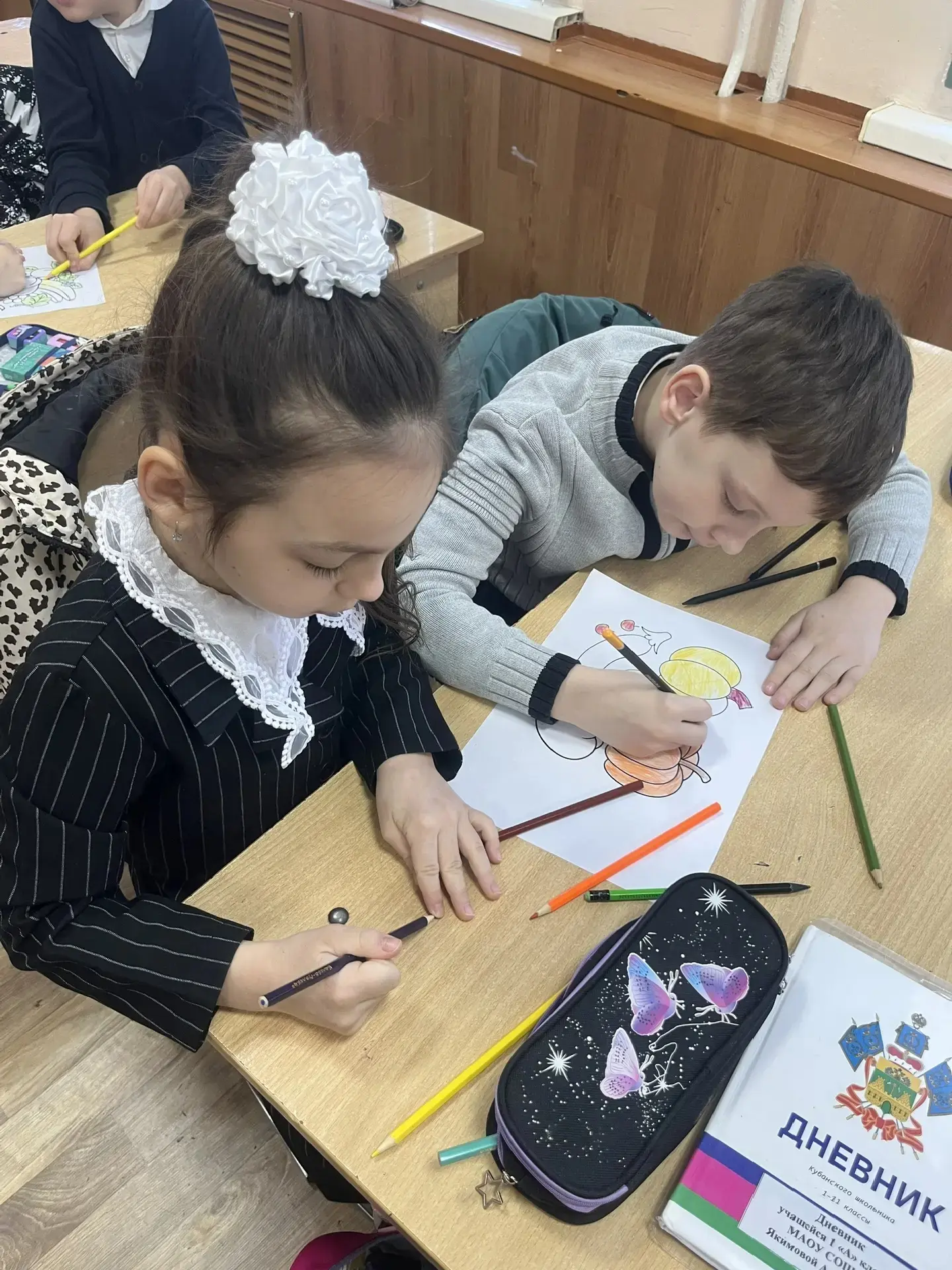 Сегодня в 1 а прошел урок правильного питания " Овощи и фрукты - полезные  продукты ".  Ребята  выяс