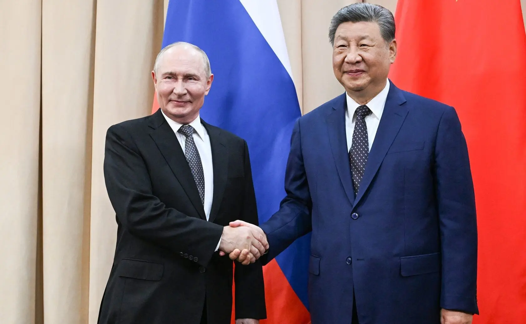 Переговоры президента России Владимира Путина и председателя КНР Си Цзиньпина в Бишкеке...