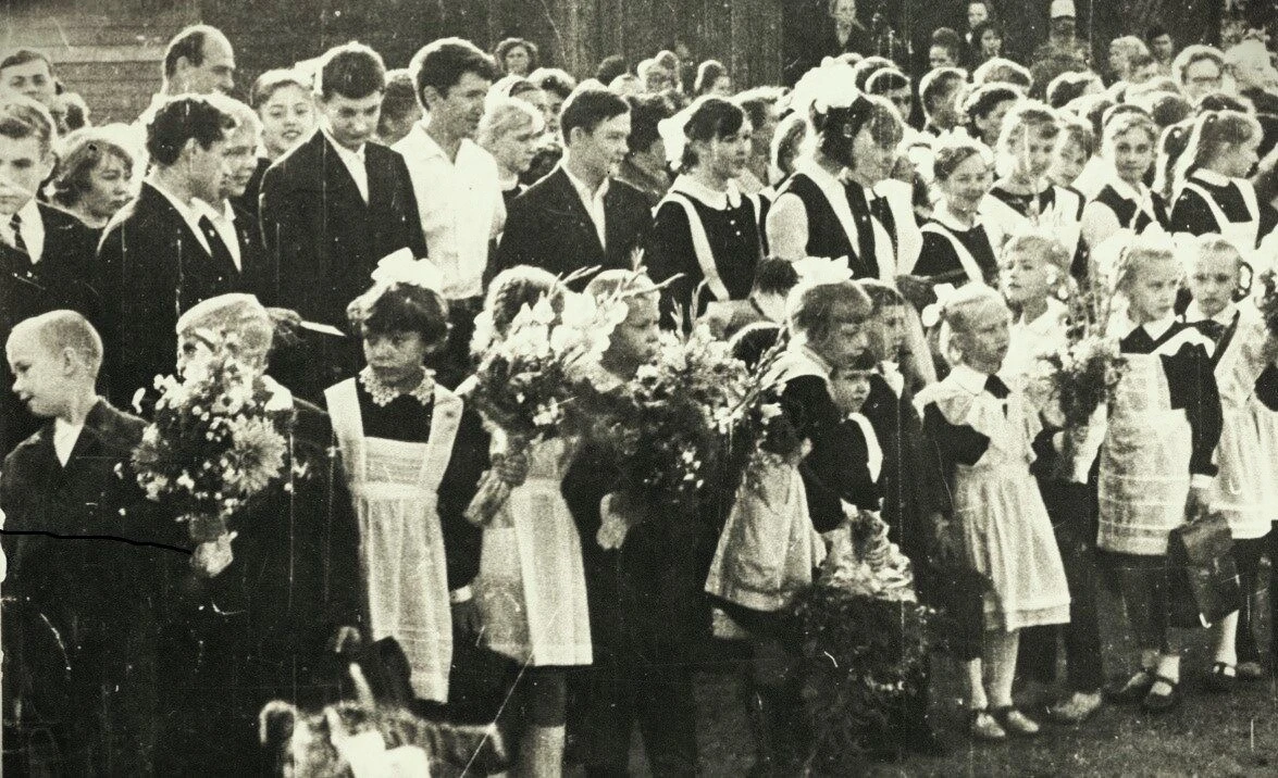 Школа № 92, 10г класс. г.Пермь. 1.09.1967 год. Фото Михаила Петрова.