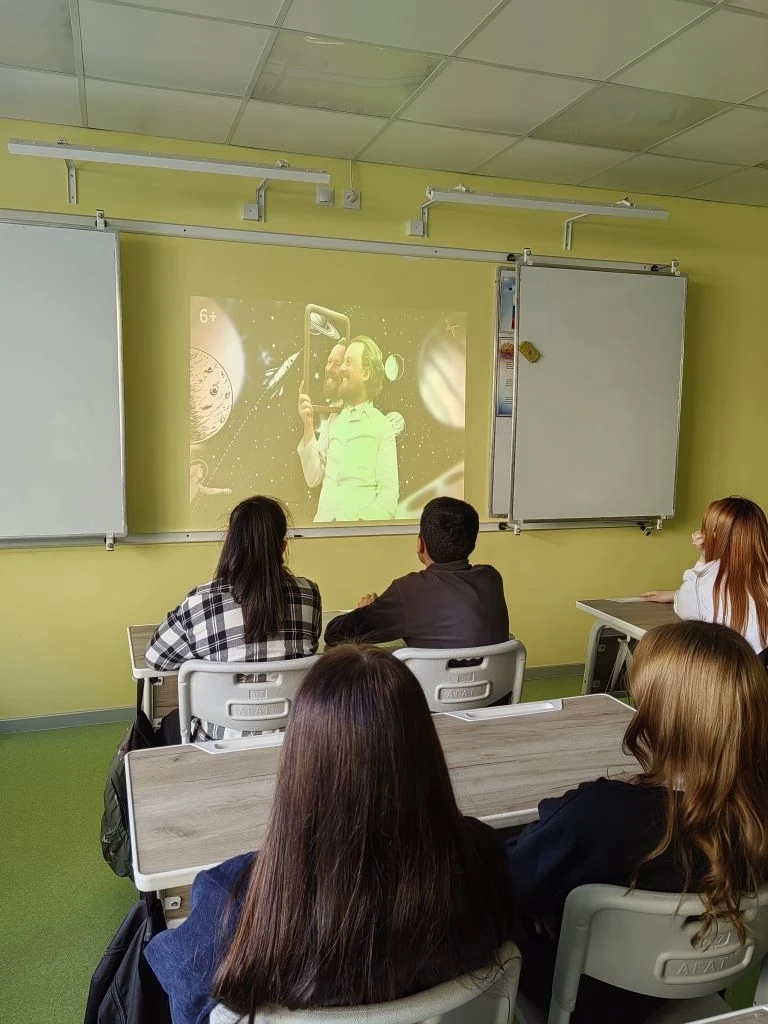 🚀 65 ЛЕТ ТРИУМФА: КОСМОС СТАНОВИТСЯ БЛИЖЕ! 👨‍🚀  Сегодня, 6 апреля, учебная неделя в нашей школе трад