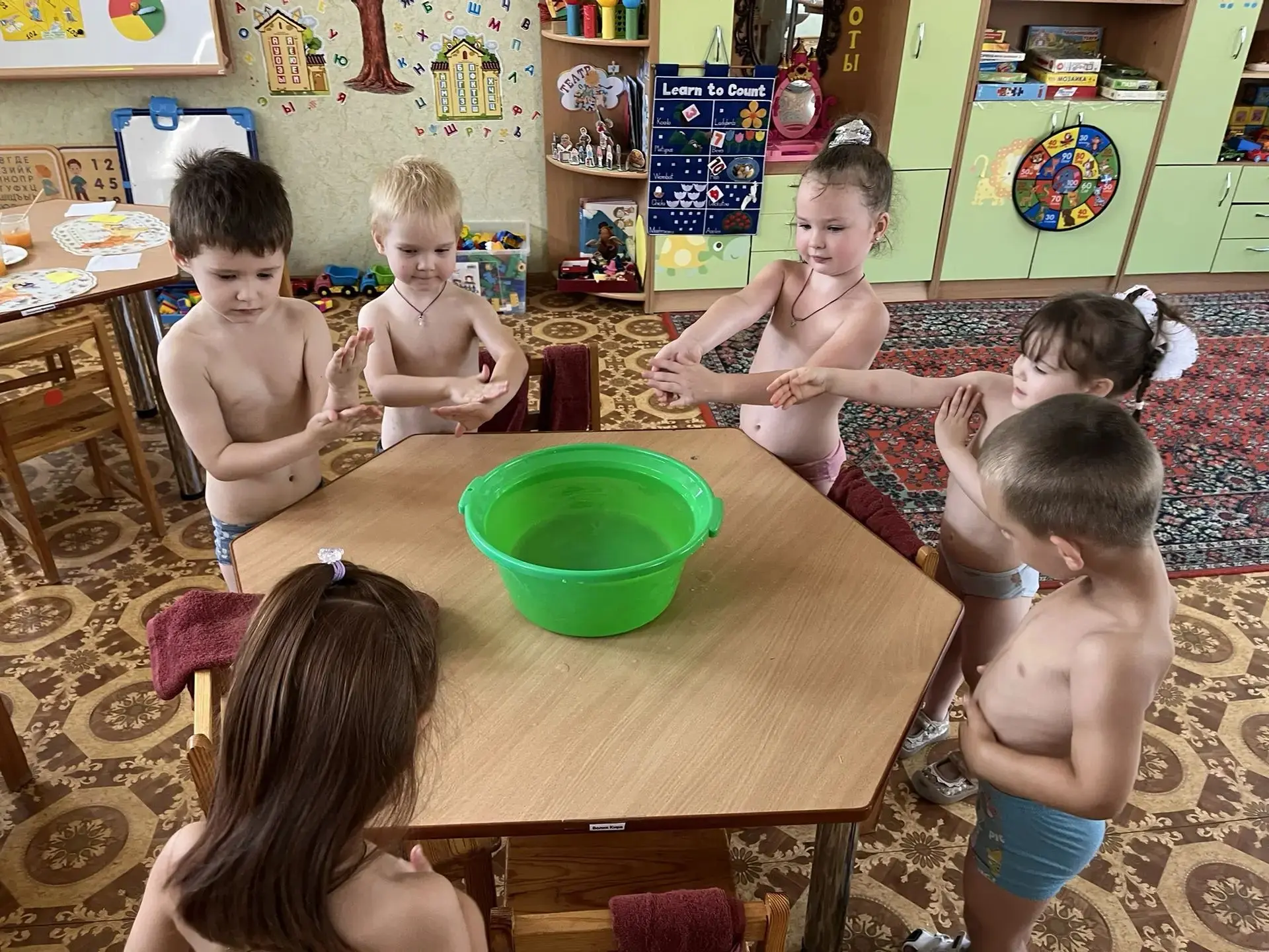 Радостно и весело проходит закаливание в младшей группе «Звёздочки»: водные процедуры и...