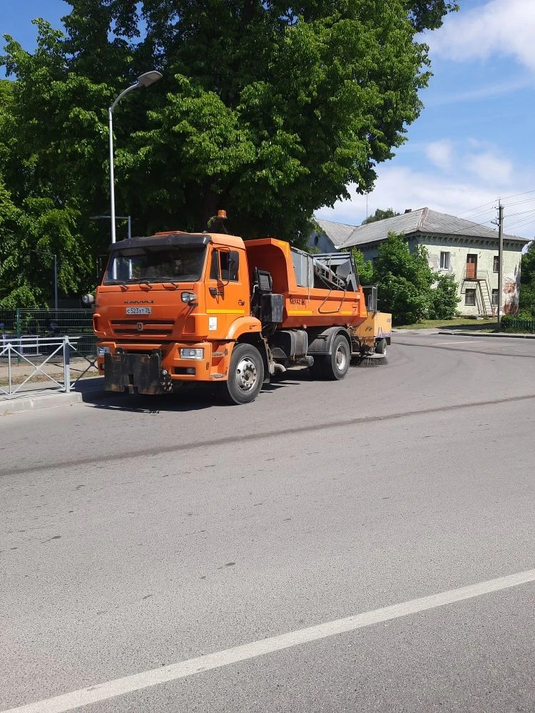 📸 Фотоотчёт за день:

🚜уборка дорог и тротуаров - на линии подметально-уборочный прицеп Бродвей, м