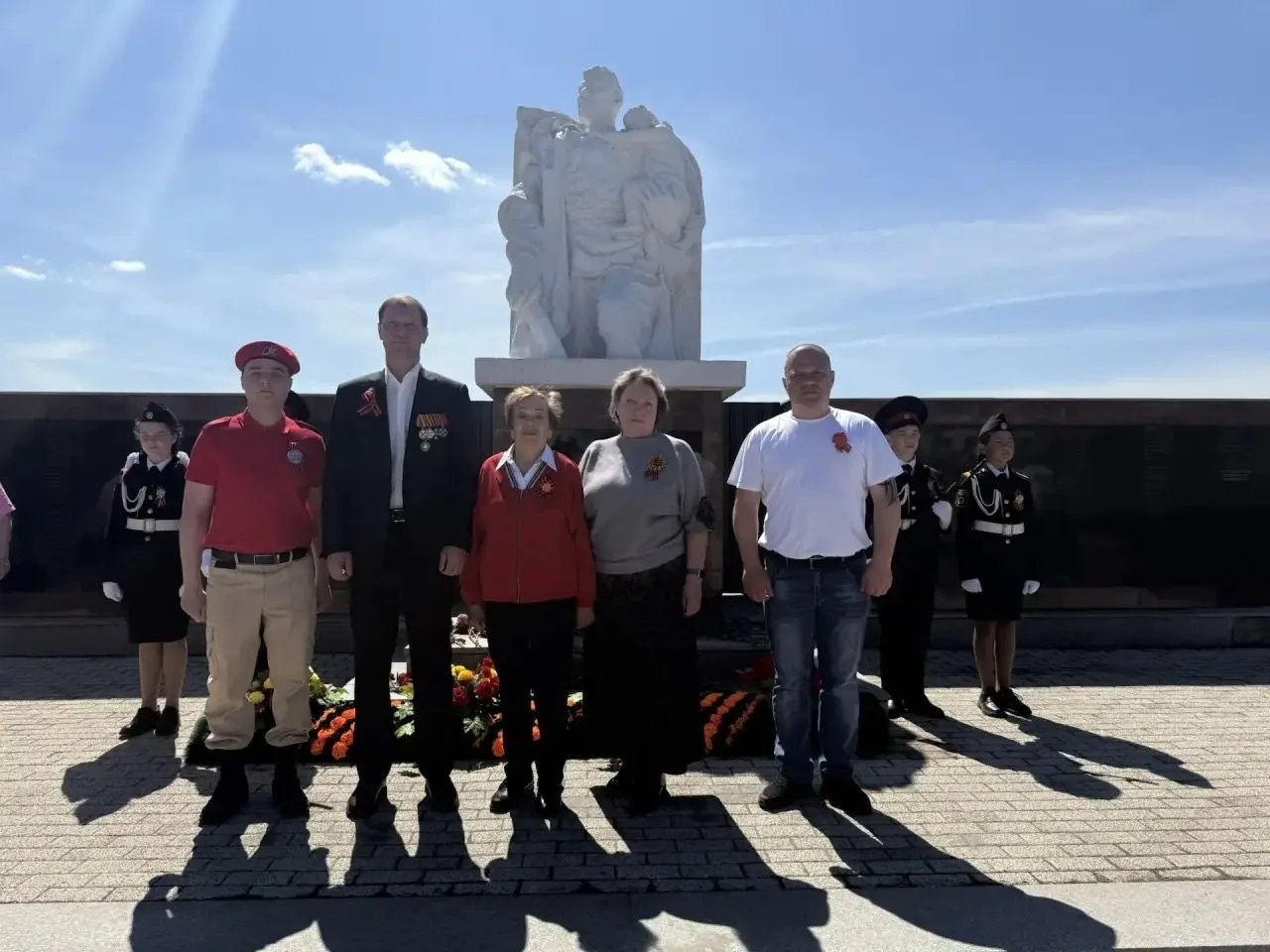 Обучающиеся нашей школы приняли участие в торжественном митинге в селе Урик. Кульминацией мероприяти