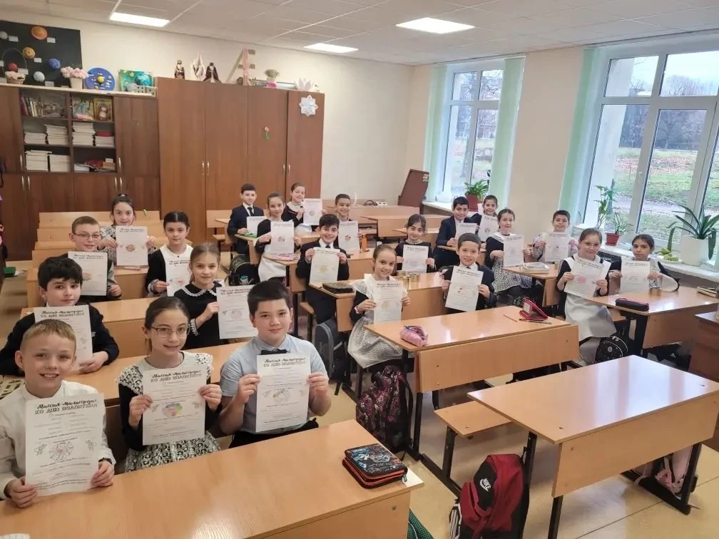 🌟 День волонтера в 4 «Б» классе! 🌟  5 декабря наши орлята начальной школы вместе с классной руководи
