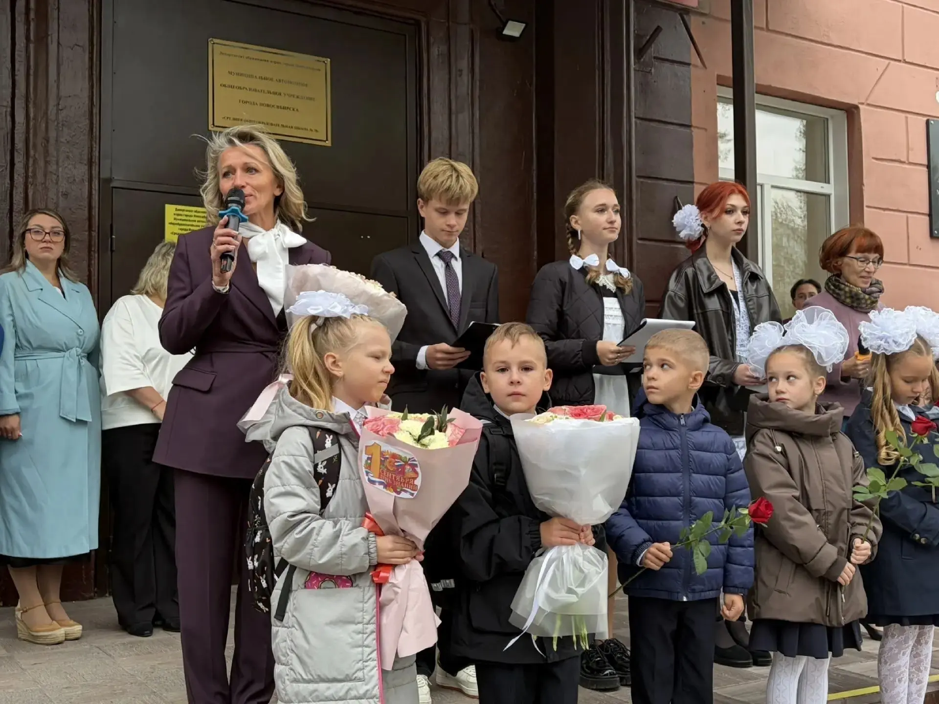 📍Депутаты и активисты Мошковского района Новосибирской области 1 сентября поздравили п...
