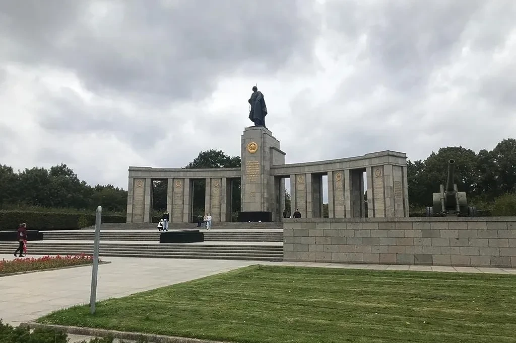 ↗️ Власти Германии решили изменить облик могил павших советских воинов

Власти Германии решили измен