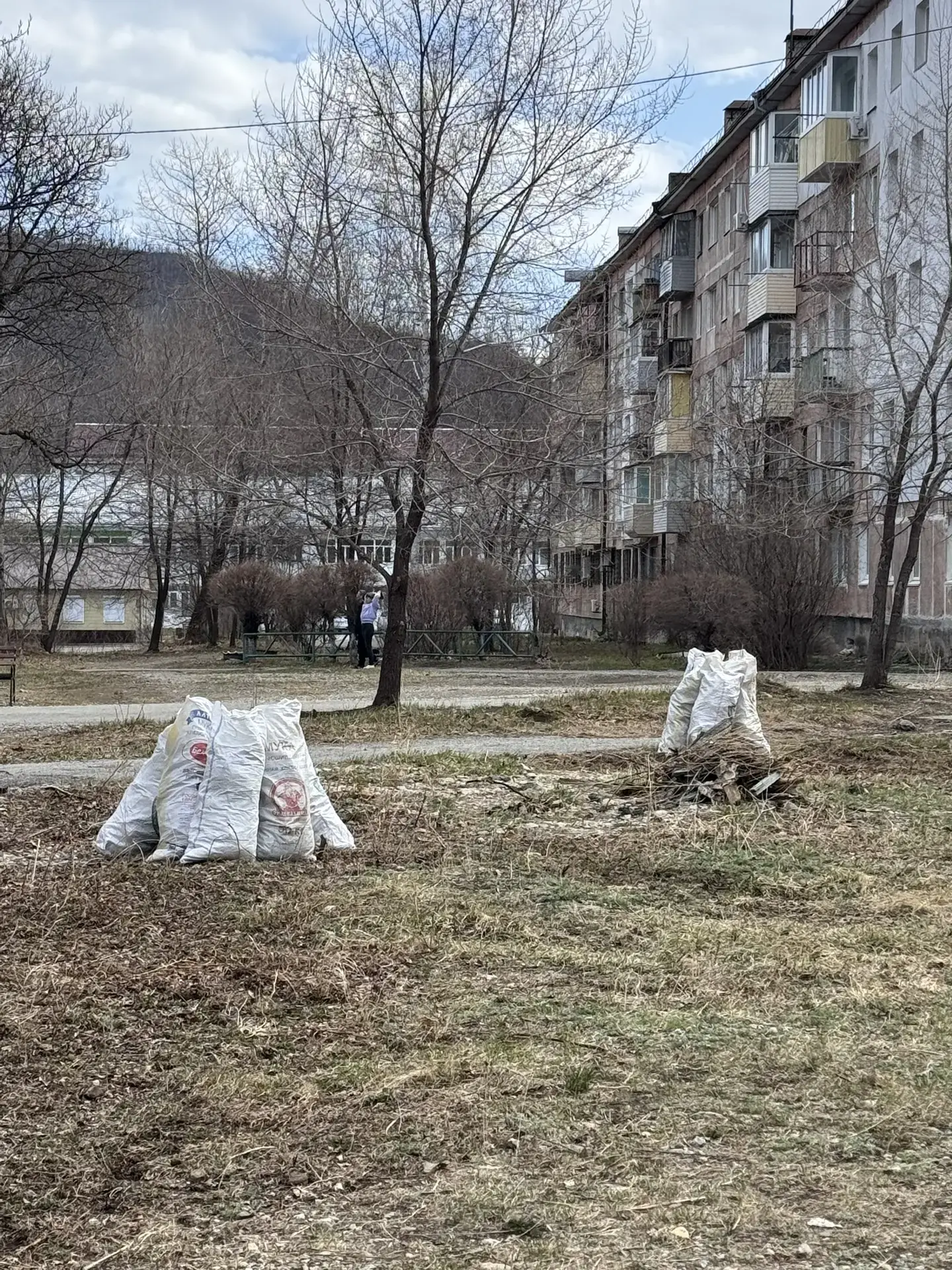 Субботники продолжаются  Вчера к уборке территории города присоединились студенты и коллектив Дальне
