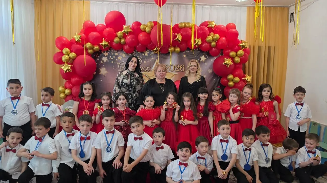 🎶Сегодня в нашем детском саду  прошел Выпускной бал в стиле "Оскар"🏆
⭐"Послушайте, если звезды заж