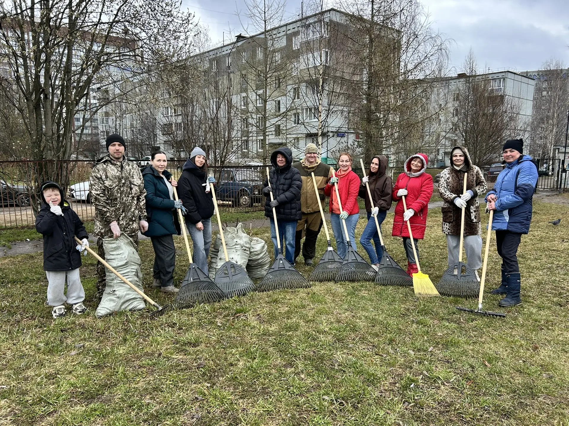 Дружно и с душой: учителя нашей школы на общегородском субботнике!  🌳🪣Сегодня учителя нашей школы др