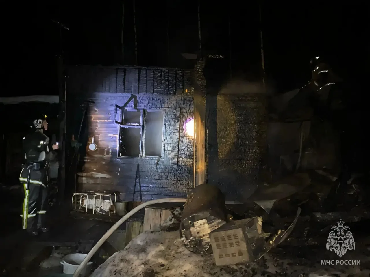🕊Четыре человека погибли при пожаре в Ханты-Мансийске  Накануне вечером вспыхнул частный дом на улиц