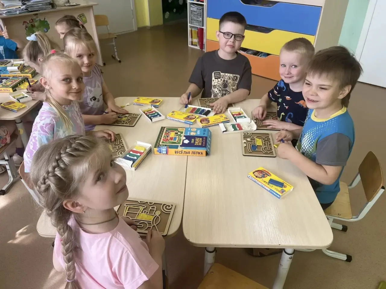 Паровозик быстро мчится,
Хочет под гору спуститься,
Очень весело гудит
Да трубой своей дымит.

Перев