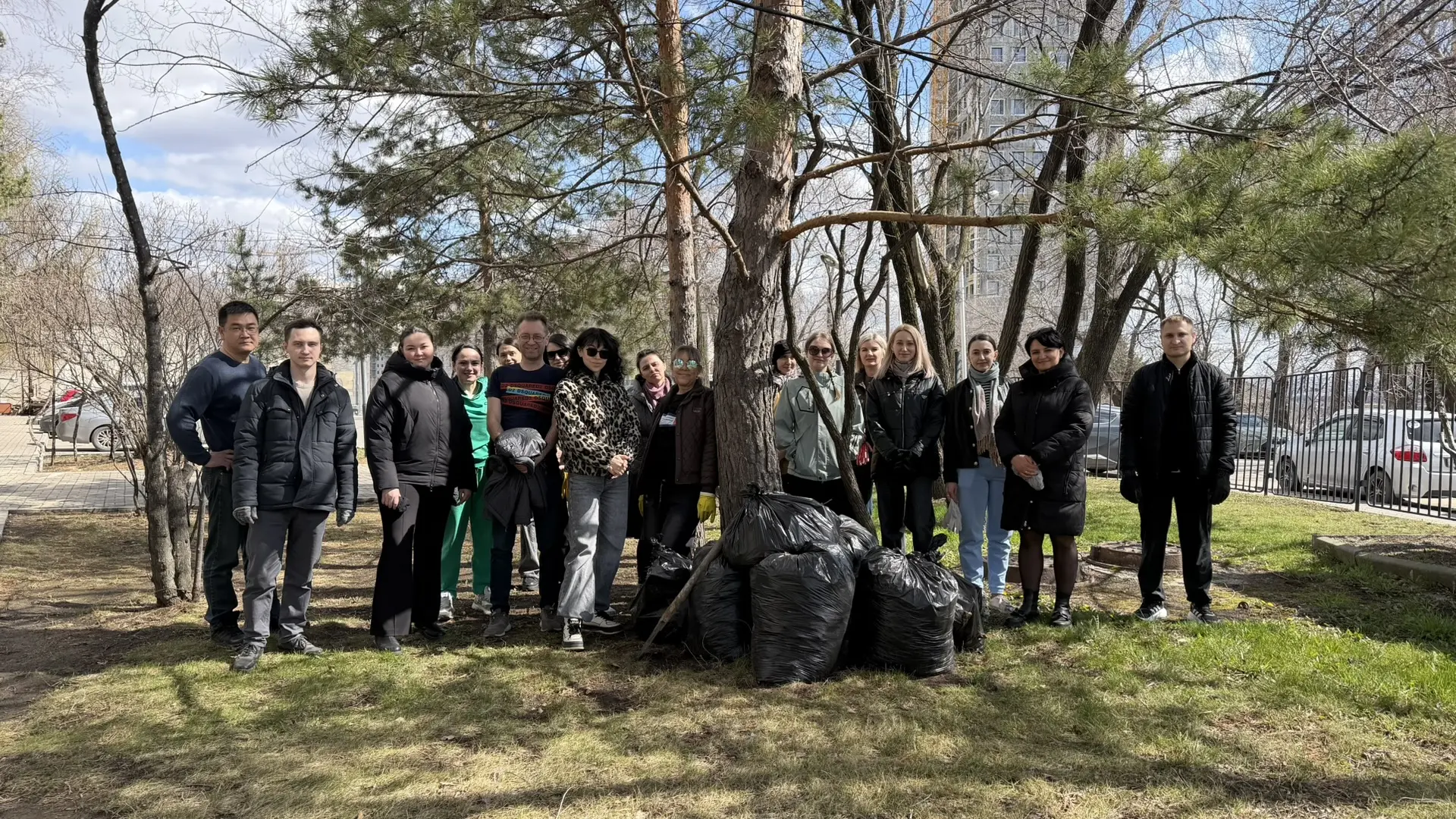 Сотрудники Амурского ТУ Росрыболовства приняли участие в субботнике и вышли на улицы го...