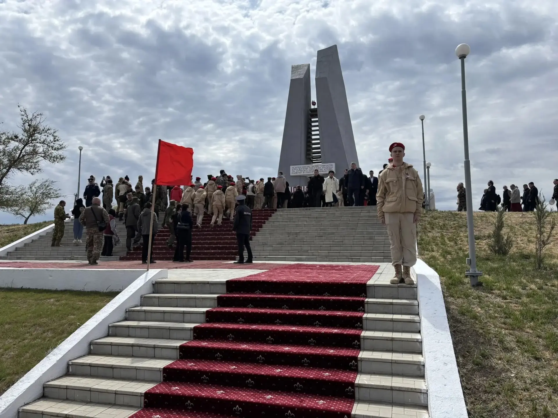 Мемориал в посёлке Хулхута является живым свидетельством мужества и непоколебимой воли нашего народа