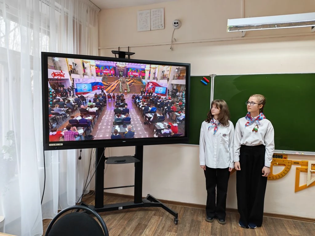 🌟 Наша школа стала площадкой для «Диктанта Победы»!  Сегодня старшеклассники с серьёзным настроем вз