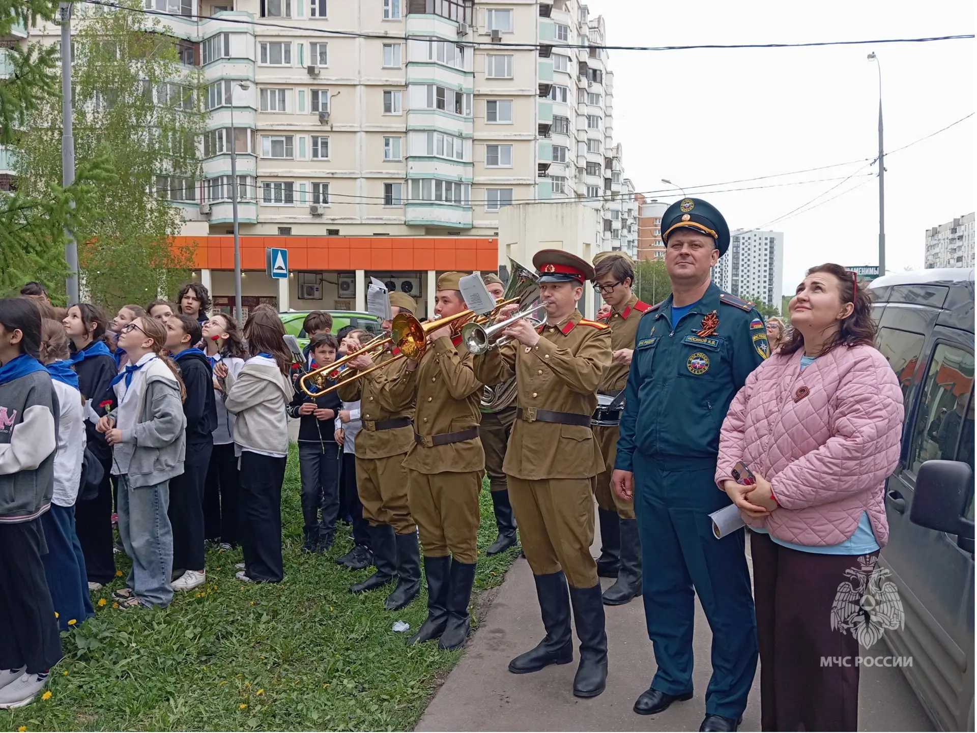 🔘Победа входит в каждый двор   Сотрудники Управления по ЮЗАО ГУ МЧС России по городу Москве совместн