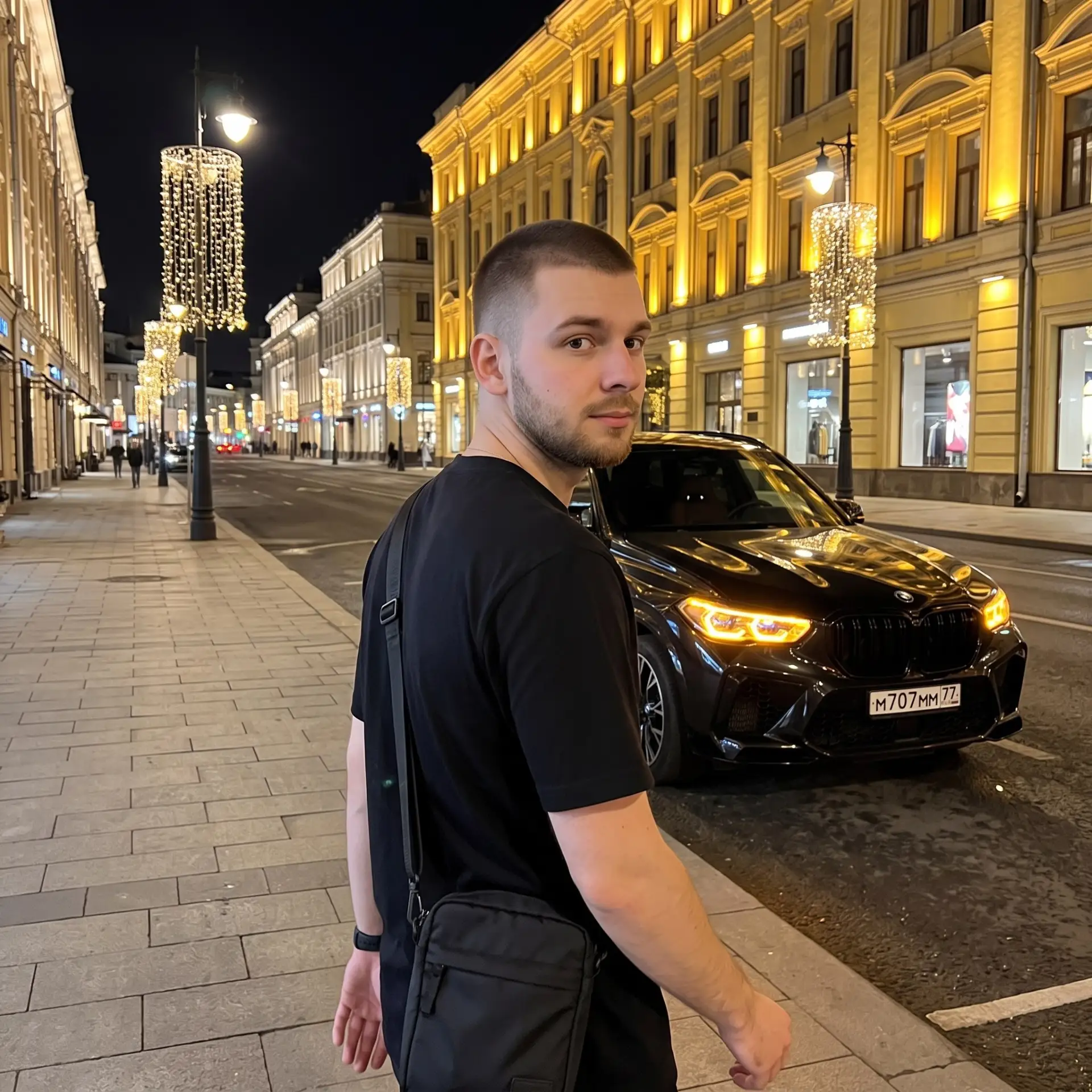 Ночной кадр у черного BMW X5 M в центре города 🎬