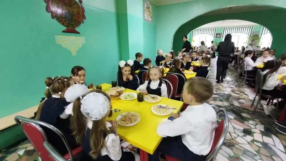 🍽️ Контрольный обед: депутаты оценили качество школьного питания  В нашей школьной столовой прошла н