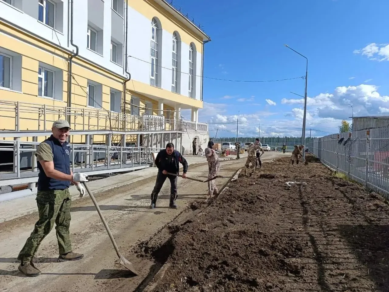 Участие пожарных в благоустройстве нового здания образовательного центра