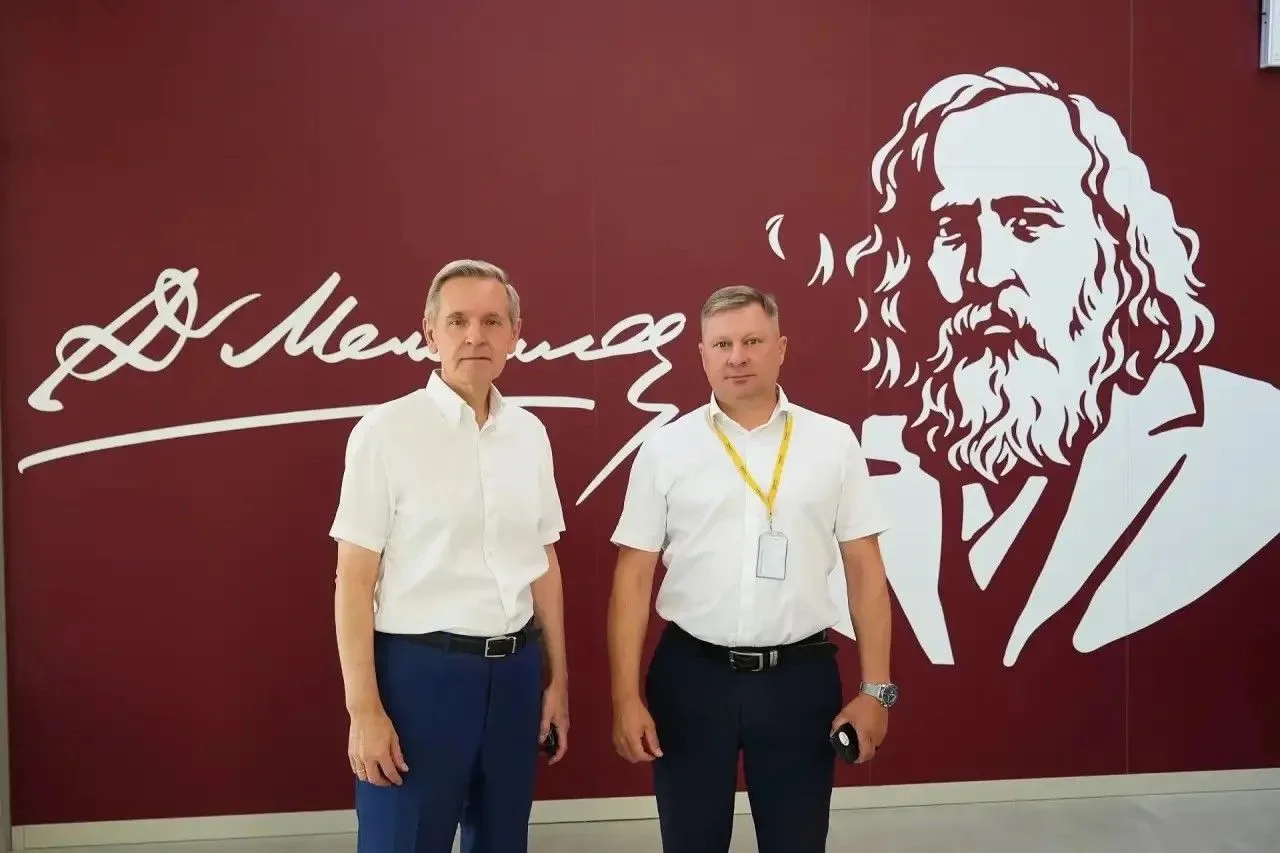 Изображение Дмитрия Ивановича Менделеева и его автограф разместили в новом здании аэровокзала Рощино