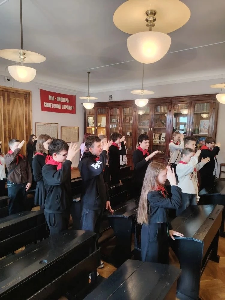 📜 Путешествие во времени: 7Б в музее Политической истории  Ученики 7Б класса побывали на необычном м