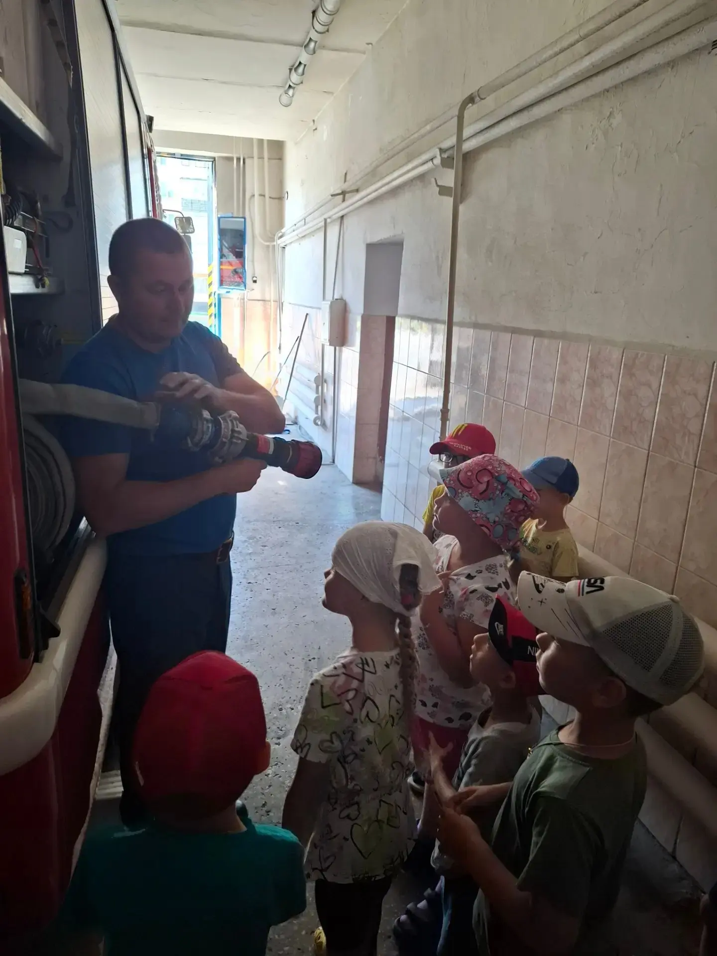 Сегодня наши ребята побывали в пожарно-спасательной части — настоящее приключение и важный урок безо
