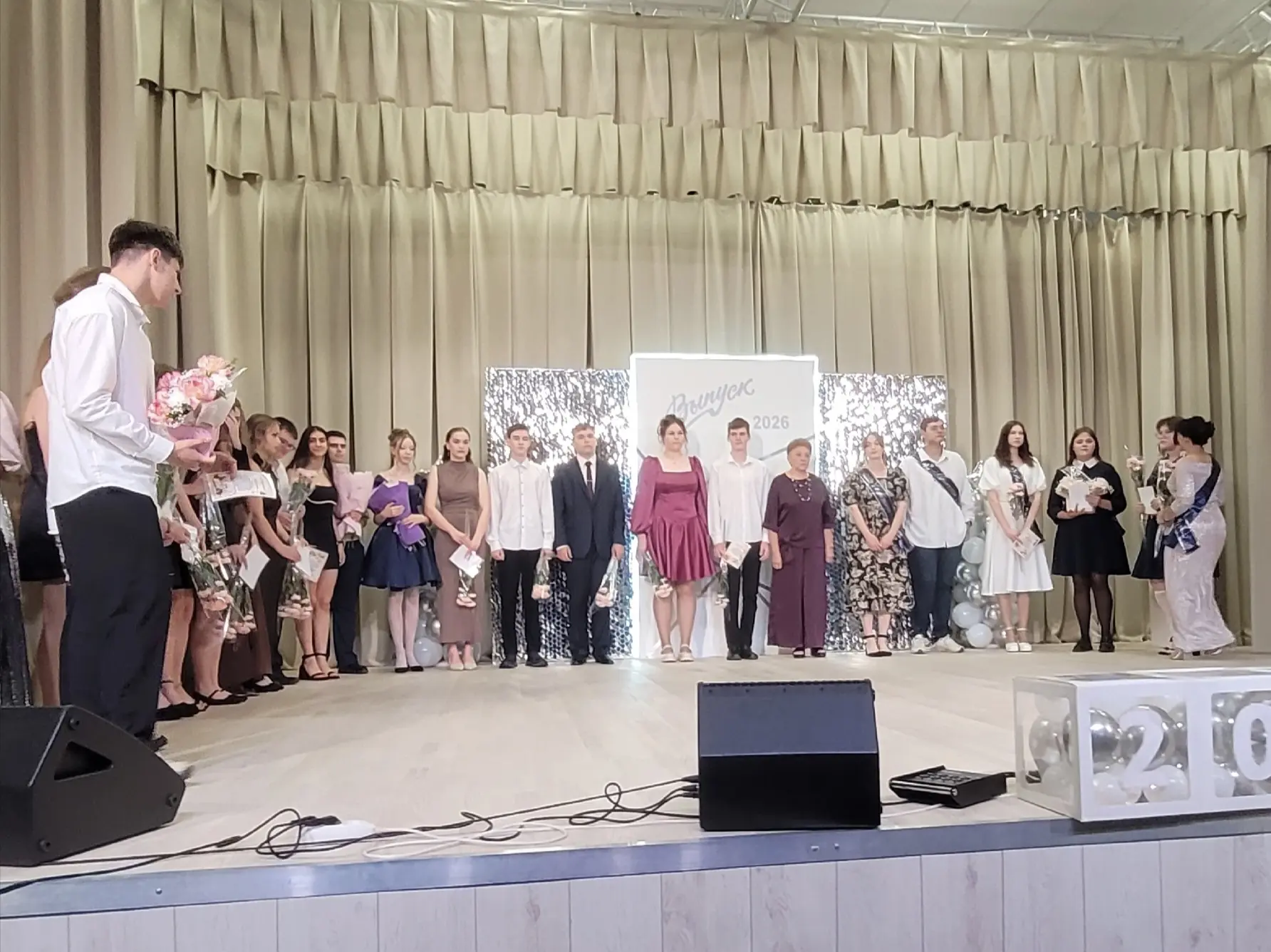 Шаг в будущее сделан! 🚀

Поздравляем наших девятиклассников с получением аттестатов! Сегодня вы дер