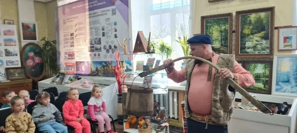 Поход в музей 
Сегодня дети средней группы "Лесовичок" совершили интересное путешествие в музей.  В 