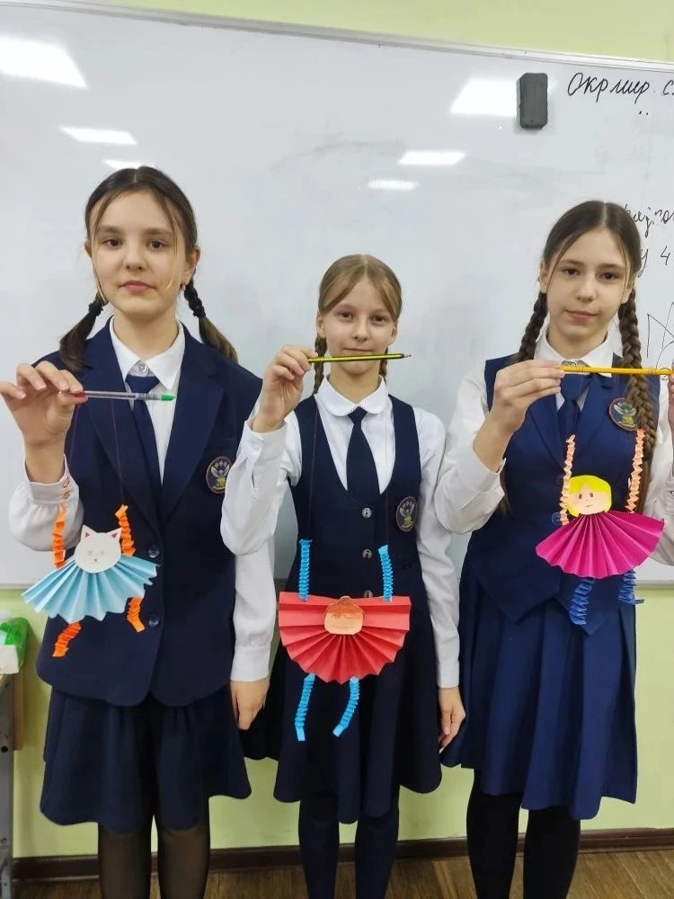 🎭 Всемирный день театра в нашем лицее продолжается!  За кулисами кипит волшебство — наши ученики сам
