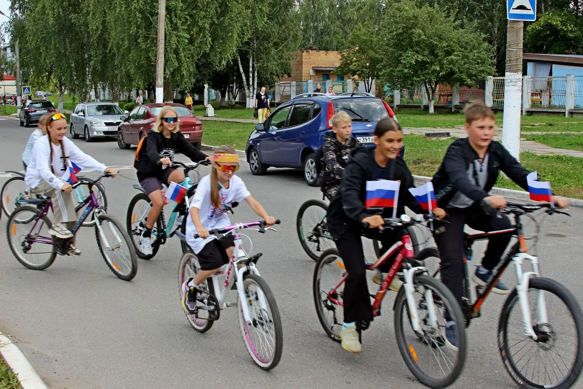 🚴‍♂️ В честь Дня флага России состоялся велопробег — и он получился по-настоящему праз...