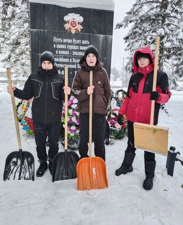 📍Учащиеся Вохомской школы очистили территорию Аллеи ветеранов и у памятника Неизвестно...