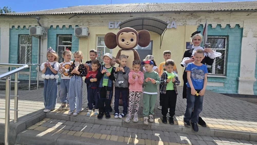 ✨ Юные читатели Приазовья получили подарки ко Дню защиты детей от томской библиотечной ...
