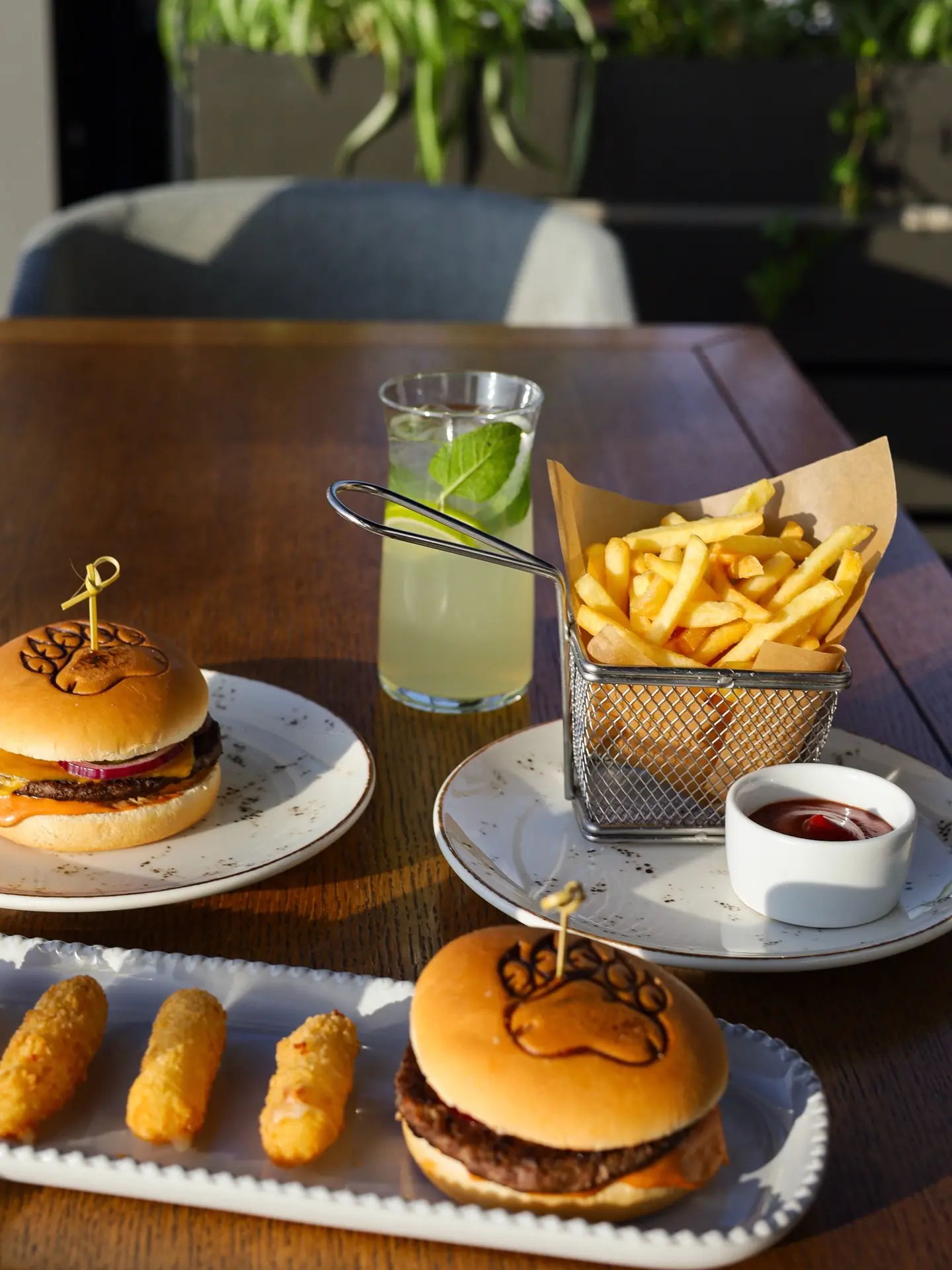 Признавайтесь, кто тоже любит совмещать красивые виды и вкусную еду? 🍔✨

На высоте 327 метров в PAN