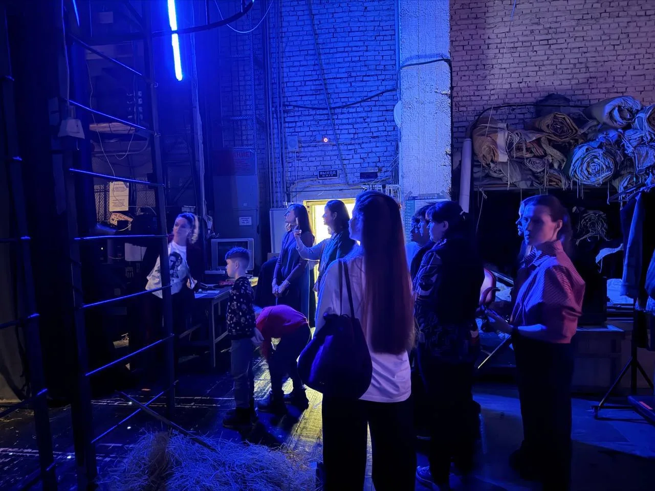 🎭 Тайны закулисья: работницы «РН-Ванкор» прикоснулись к магии театра!  💚 Для прекрасной половины кол