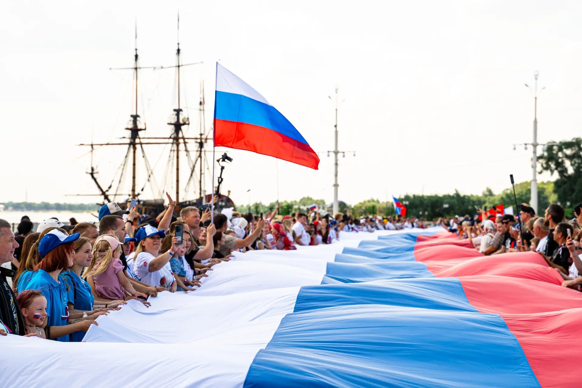 День России отметили на Адмиралтейской площади в Воронежской области 💫

100-метровый триколор разве