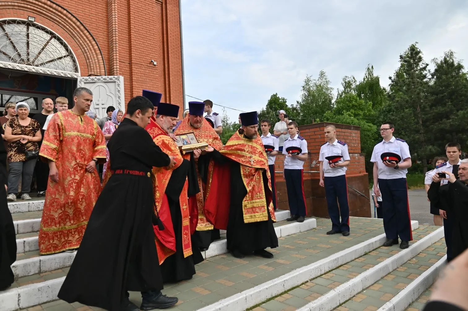 🙏❤️ Под покровом Богородицы: Каменск-Шахтинский встретил великую православную святыню  ☦️ На три дня