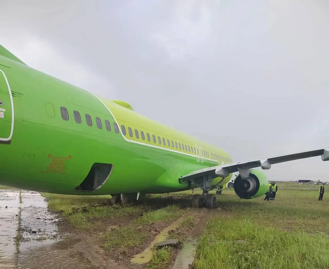 В аэропорту г. Мирный после посадки  Boeing 737-800 авиакомпании «Сибирь», выполнявшего рейс по марш
