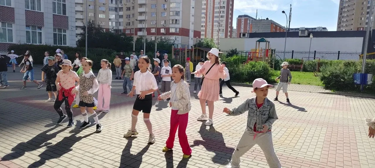 🌞 день в школьном лагере!
Сегодняшний день был наполнен энергией и творчеством!
Утро началось с бод