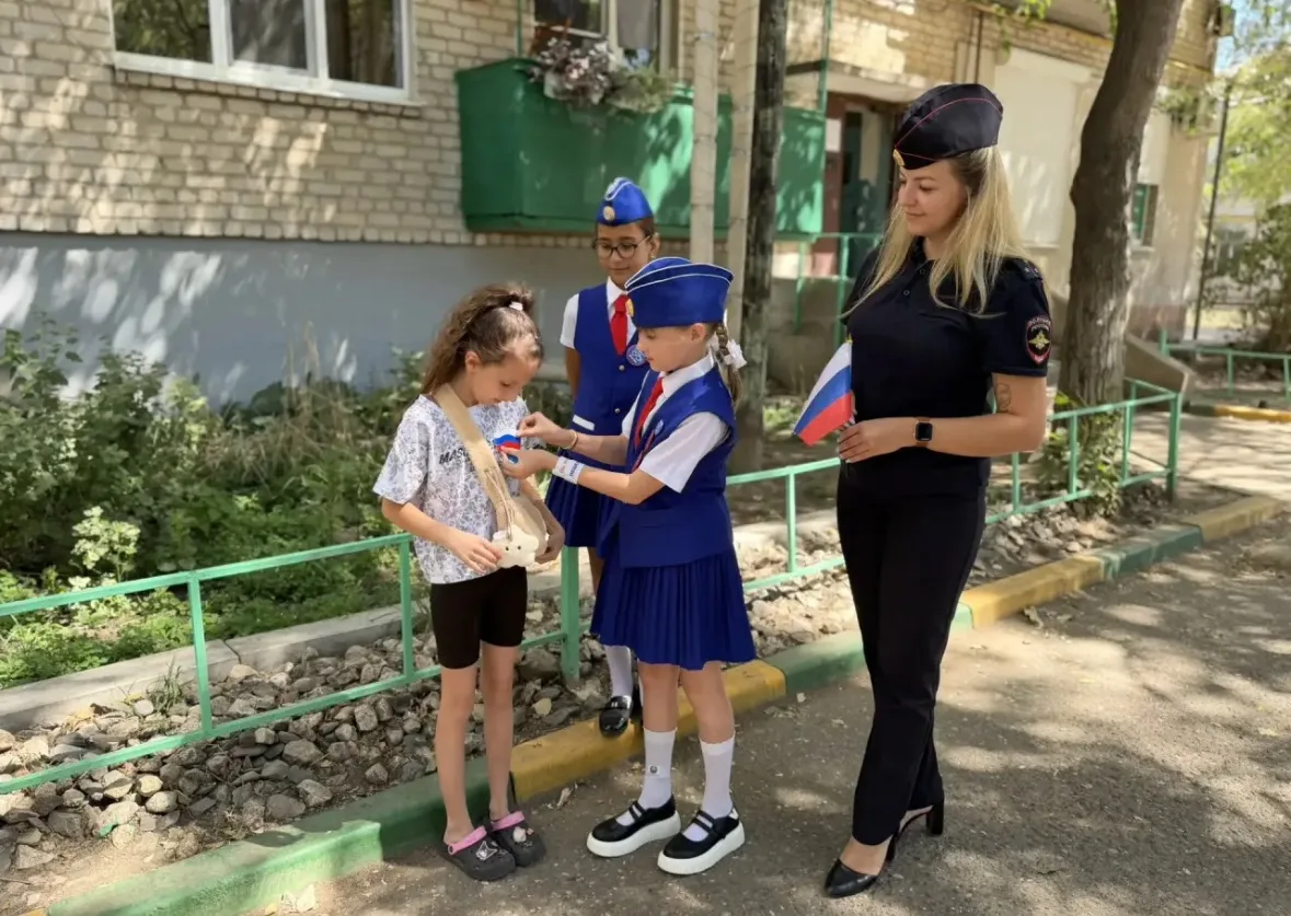 Дорожные полицейские провели патриотическое мероприятие для юных астраханцев
