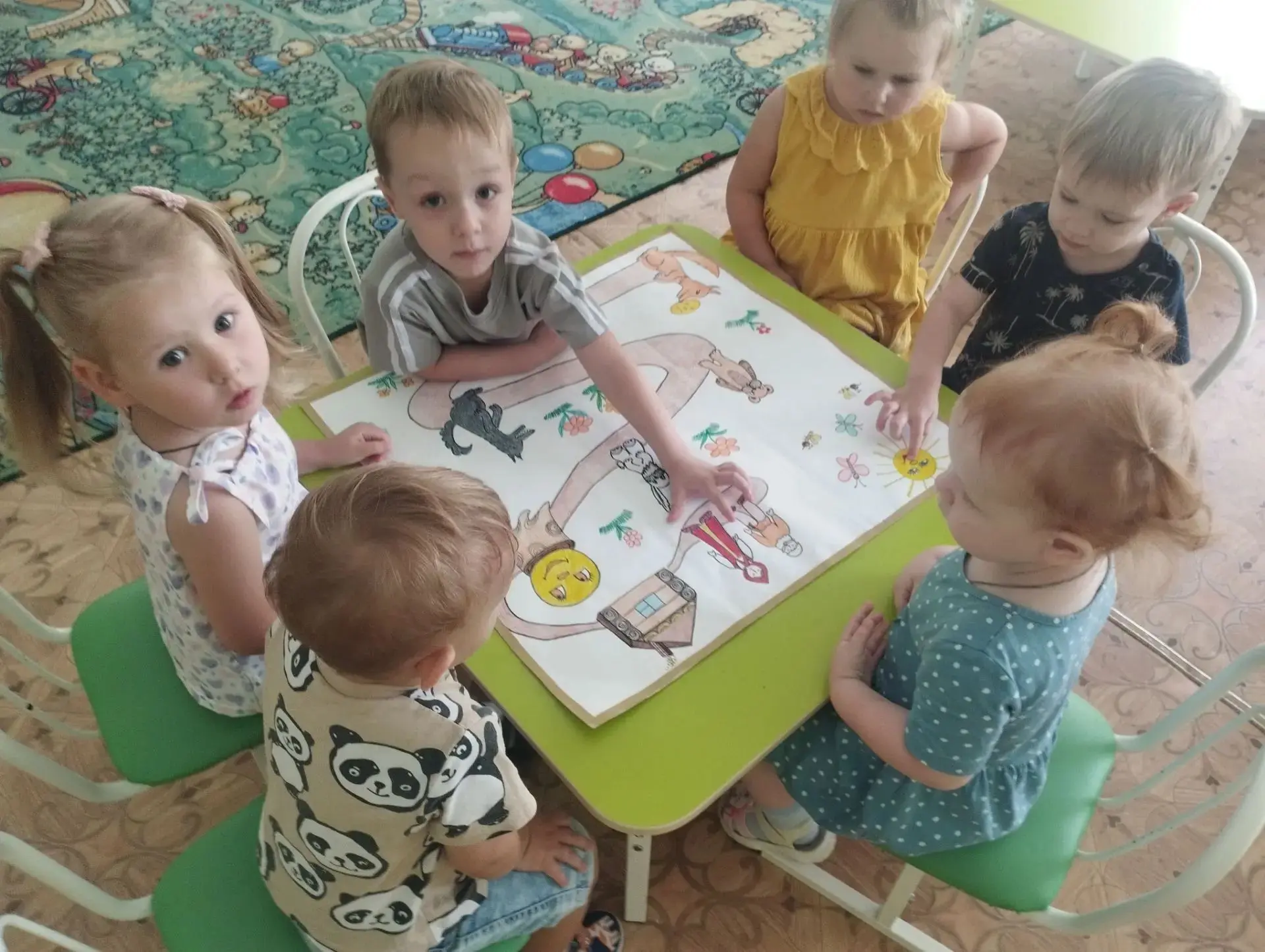 Пальчиками я веду, в сказку я сейчас пойду, по дорожке побежали и зверяток повстречали....