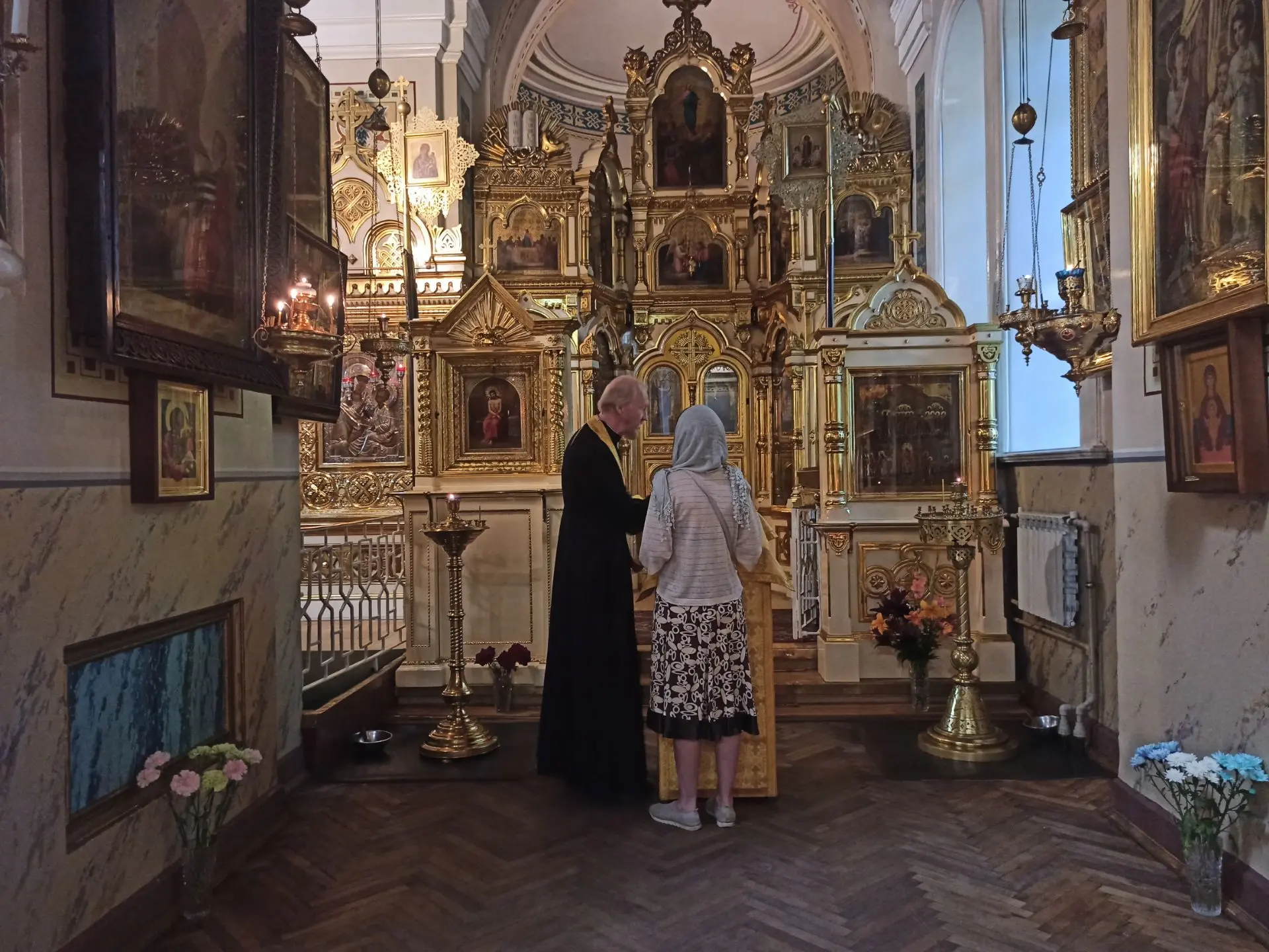 "Жены ваши в церквах да молчат, ибо не позволено им говорить, а быть в подчинении, как ...