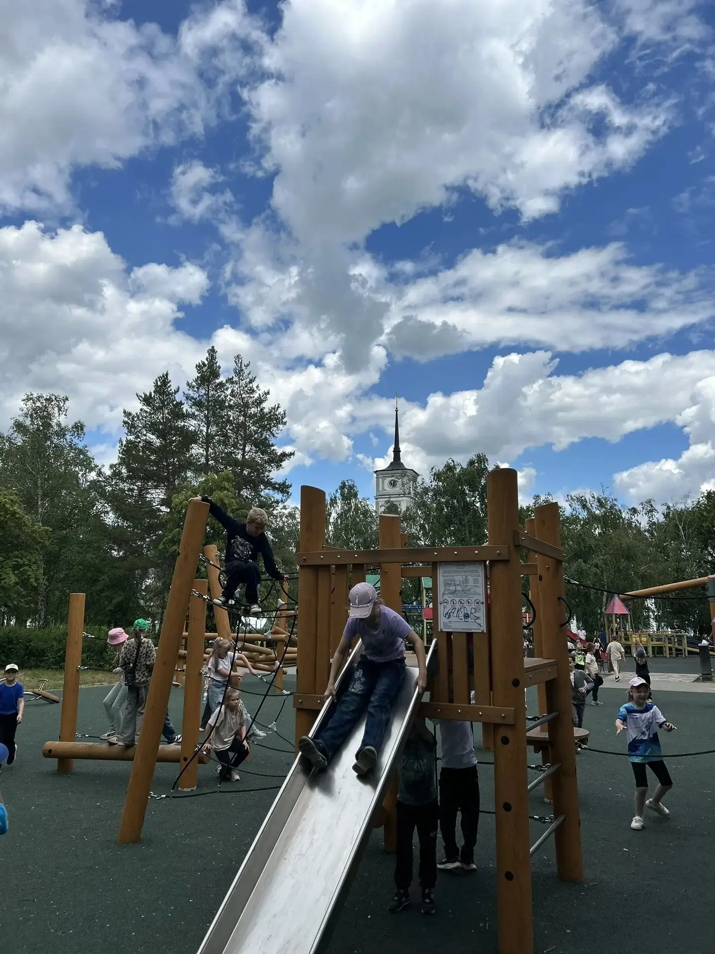 🌞 Второй день в нашем пришкольном лагере прошёл просто замечательно! Мы начали утро с бодрой зарядк